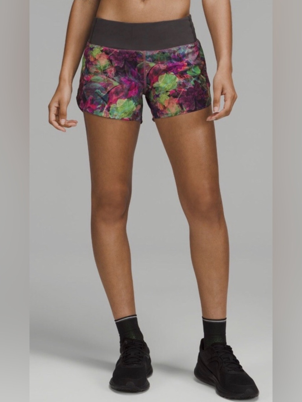 Lululemon Speed Up Shorts, Vivid Floral, 2.5” Mid Rise, Size 2, Great Condition!